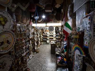 Mentre all�interno risaltano i piatti in ceramica dipinti con cigni, limoni e galli, che si fanno spazio tra le numerose immagini del Patrono e gli immancabili cesti posti tra cappelli, ventagli e grembiuli